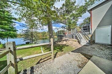 Hus på landet Lakefront Burton Home W/ Deck, Grill + Views!