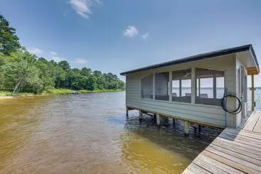 Mökkimajoitus Lakefront Crockett Cabin W/ Boathouse & Kayaks!