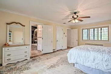 Mökkimajoitus Large Hazleton Home W/ Hot Tub & Mountain Views!