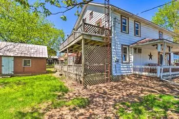 Mökkimajoitus Lovely Mifflinburg Farmhouse   Multiple Decks