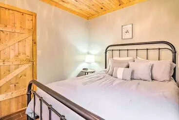 Mökkimajoitus Penrose Home W/ Covered Deck + Fire Pit!