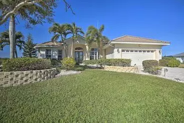 Hus på landet Waterfront Cape Coral Home W/ Private Dock & Lanai