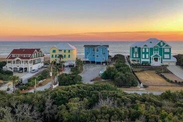 Dom wiejski Coastal Vista    Walk To Emerald Isle Beach!