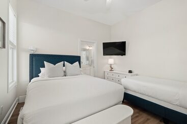 بيت ريفى Coastal Vista    Walk To Emerald Isle Beach!