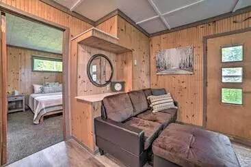 コテージ Comfy Burt Lake Abode   On Site Lake Access!