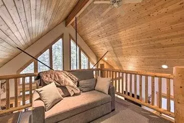 Mökkimajoitus Klamath Falls Cabin Retreat W/ Deck & Grill!