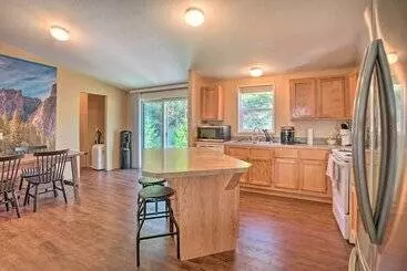 Mökkimajoitus Lovely Detroit Home W/ Deck   Walk To Town!