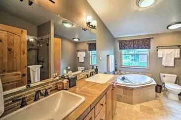 Mökkimajoitus Moose Lodge  Cabin W/ Entertainment Gazebo!