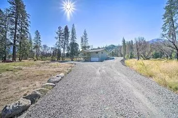 Mökkimajoitus River Acres Retreat W/ Grill & River Access!