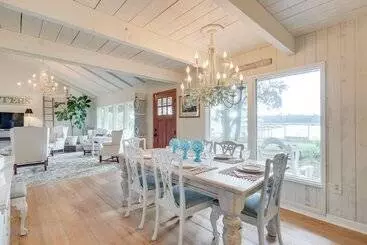 Dom wiejski Secluded Riverfront Home W/ Dock Under Mossy Oaks