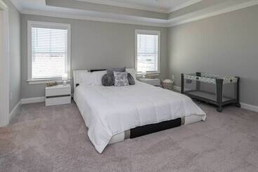 茅舍 Spacious Hazel Green Home W/ Fireplace, Yard!