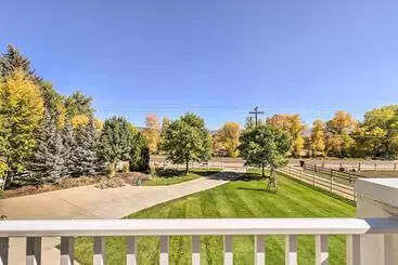 コテージ Spacious Midway Home W/ Balcony + Mtn Views!