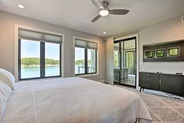 Mökkimajoitus Waterfront Silver Lake Home W/ Private 40 Dock!