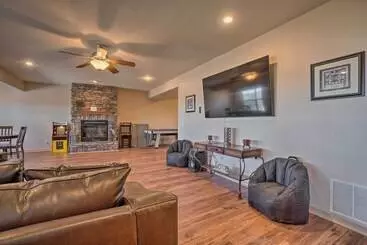 Mökkimajoitus Branson Group Getaway: 2 Mi To Silver Dollar City!