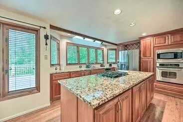 コテージ Family Friendly Redmond Home W/ Spacious Deck