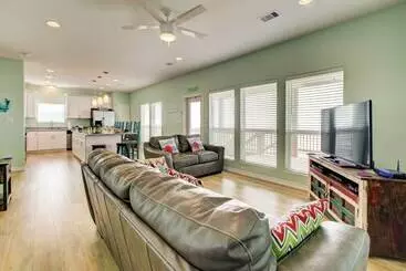 Mökkimajoitus Gilchrist  Ez Street Beach House  W/ Gulf Access!