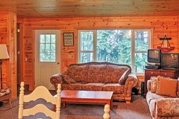 Mökkimajoitus Gould City Lakefront Hideaway W/ Dock & Rowboat!