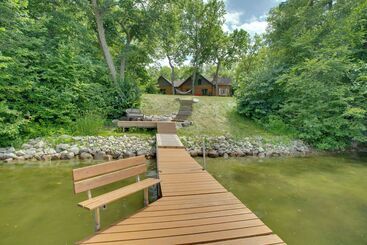茅舍 Lakefront Cabin Retreat, 2 Acre Lot W/ Deck!