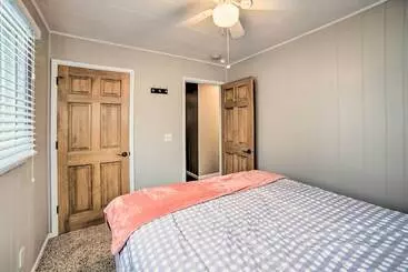 Mökkimajoitus Manistique Lake Retreat W/ Dock!