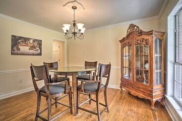 קוטג'' Pet Friendly Suburban Escape W/ Deck & Grill!