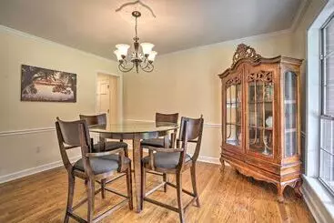 Mökkimajoitus Pet Friendly Suburban Escape W/ Deck & Grill!