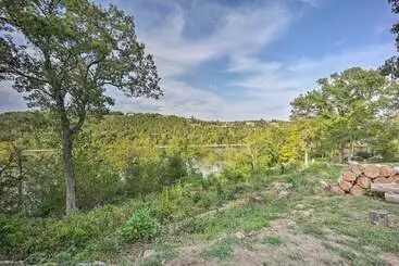 Mökkimajoitus Private Eureka Springs Retreat W/ Hot Tub!