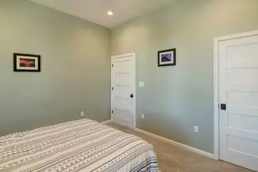 Mökkimajoitus Spacious Farmhouse Near Hikes & Waterfalls