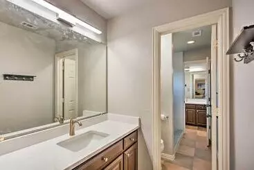 Landhus Luxe & Large Flower Mound Home On 1 Acre W/ Pond!