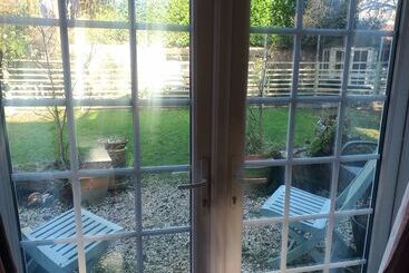 קוטג'' The Little House In Hull