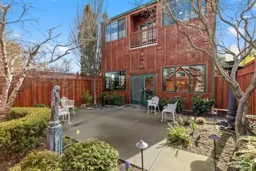 The Peerless Hotel By Wanderlodges