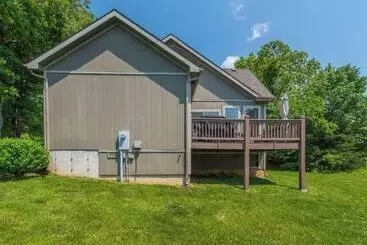 Mökkimajoitus Hickory Hideaway   Communal Pool Access