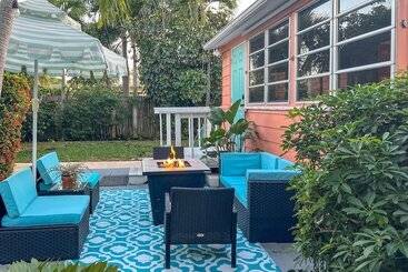 Yard & Hot Tub: Historic Lake Worth Cottage!