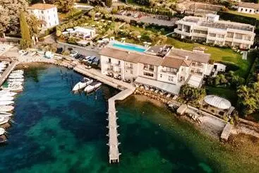 Bella Hotel & Restaurant With Private Dock For Mooring Boats