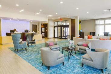 Отель Fairfield Inn & Suites By Marriott Savannah Downtown Historic District