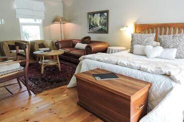 Majatalo Adley House