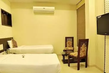 Shree Narayana Hotel Bar Rooftop Terrace Disc!! 50 Mtr From Bus Stand Udaipur