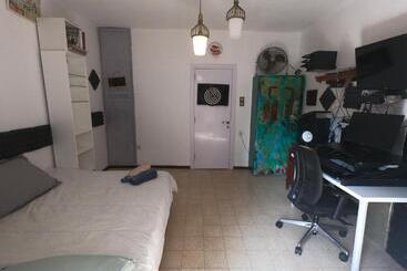 Bed and Breakfast Cozy Room With Balcony Near Tlv