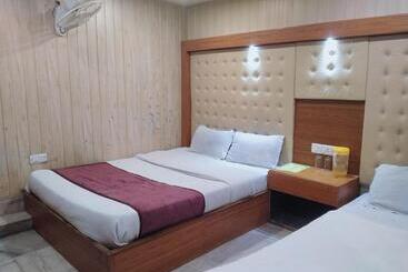 Hotel Flatties Mall Road Nainital Near Lake View Point