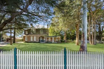 Пансион Mapleton Park Cottage