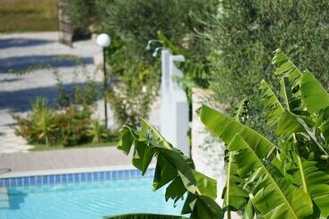 Mirsini Studios & Apartments