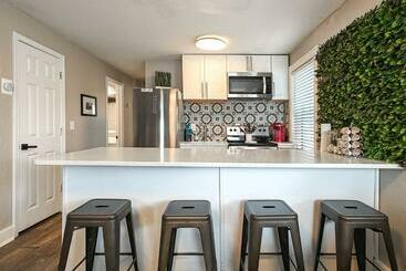 فندق صغير Heart Of Westport 1br