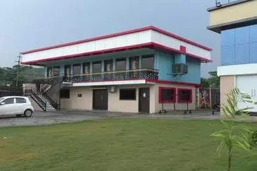 Hotel Midwaay Resort