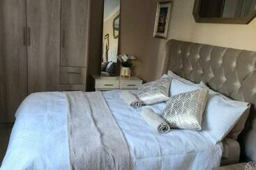 פנסיון Charles Court Guest House