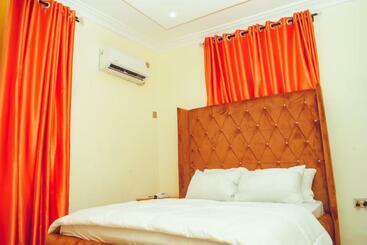 Makadex Hotel & Lounge