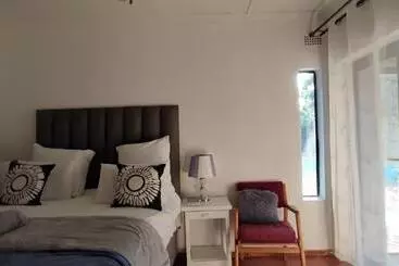 ペンション S & S Village Guest House