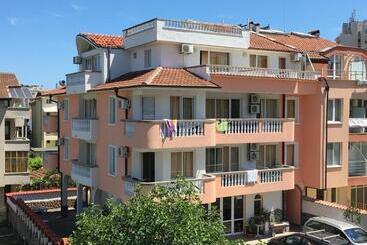 Pensionat Guest Rooms Nia Elis Kiten