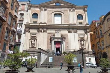 تختخواب و صبحانه The Queen