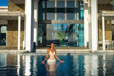 هتل Taumeasina Island Resort