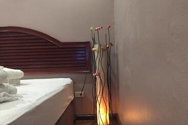 호텔 Nawaporn Place