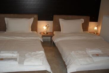 Отель Kyknos De Luxe Suites & Rooms